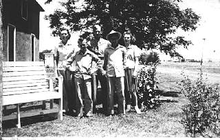lindel-rose marie-ralph lickenwallener-muriel-leroy dean-texas-1942.jpg